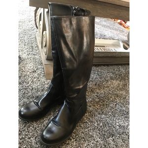 Black boots size 8